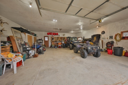 Charming Country Home with Trophy Whitetail Hunting in Junea - image 25