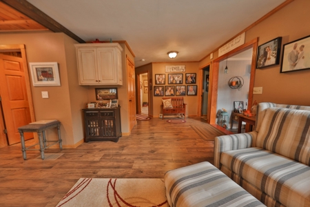 Charming Country Home with Trophy Whitetail Hunting in Junea - image 14