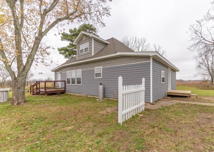 Farmhouse and Hobby Farm in Howell County Missouri - image 5