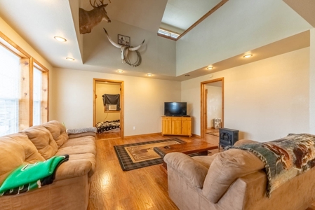 Farmhouse and Hobby Farm in Howell County Missouri - image 10