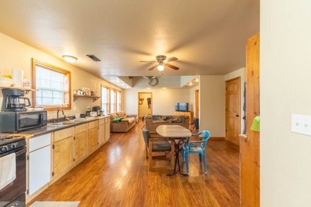 Farmhouse and Hobby Farm in Howell County Missouri - image 9