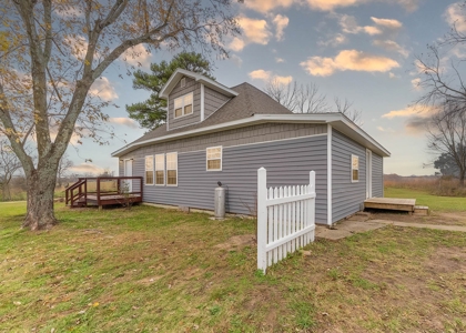 Farmhouse and Hobby Farm in Howell County Missouri - image 3