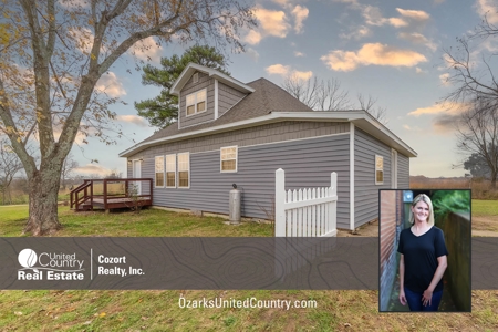 Farmhouse and Hobby Farm in Howell County Missouri - image 1