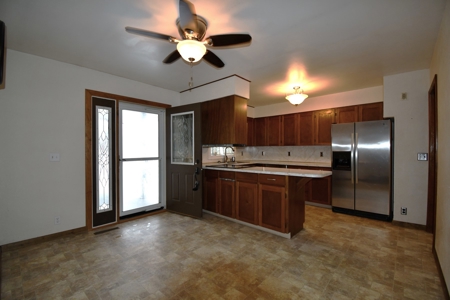 4 Bedrooms 2 Full 1/2 Bathrooms Glendive, MT - image 3