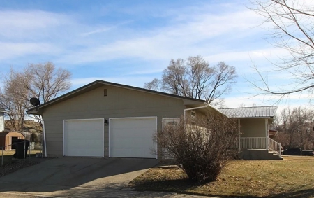 4 Bedrooms 2 Full 1/2 Bathrooms Glendive, MT - image 2