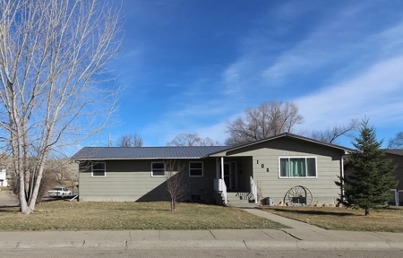 4 Bedrooms 2 Full 1/2 Bathrooms Glendive, MT - image 1