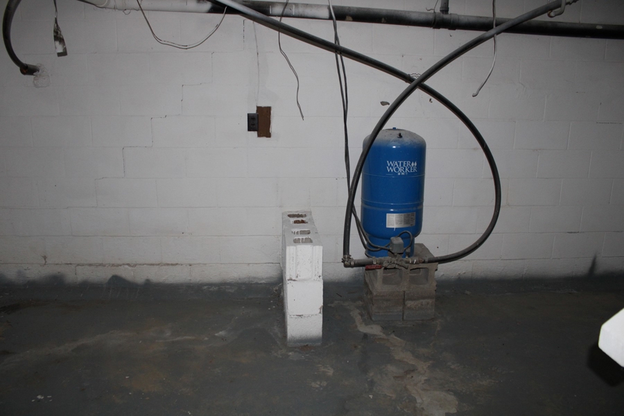 Water well pressure tank
