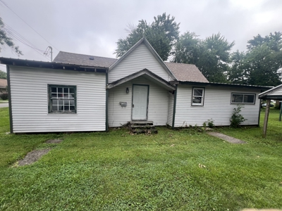 Charming Fixer-Upper Home in Robinson, IL - image 3