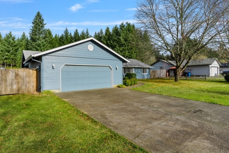 Spacious 4-Bed Home in Yacolt with Large Lot & RV Parking - image 36