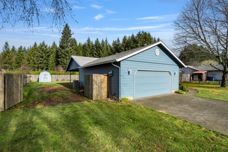 Spacious 4-Bed Home in Yacolt with Large Lot & RV Parking - image 37