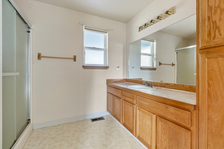 Spacious 4-Bed Home in Yacolt with Large Lot & RV Parking - image 23