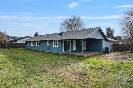Spacious 4-Bed Home in Yacolt with Large Lot & RV Parking - image 41