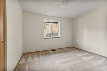 Spacious 4-Bed Home in Yacolt with Large Lot & RV Parking - image 27