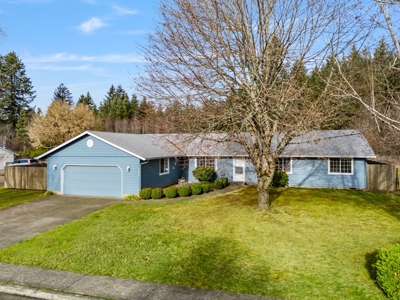 Spacious 4-Bed Home in Yacolt with Large Lot & RV Parking - image 4
