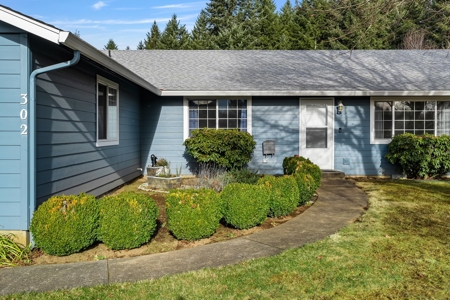 Spacious 4-Bed Home in Yacolt with Large Lot & RV Parking - image 5