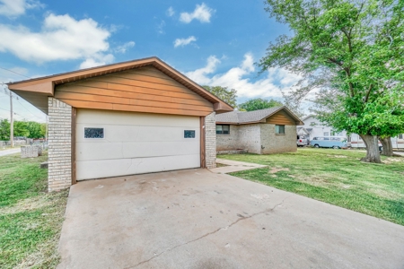Home for Sale in Downtown Mangum, OK - image 2