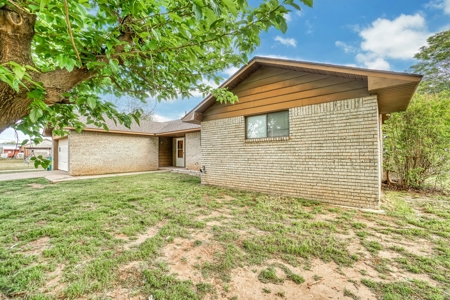 Home for Sale in Downtown Mangum, OK - image 3