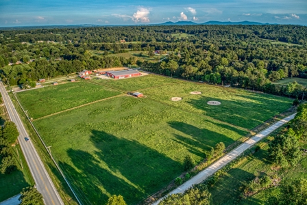 Premier Equestrian Facility in the Heart of the Ozark Mtns - image 20