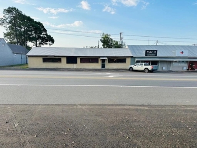 Commercial Building Auction in Quitman, TX – Prime Location - image 1