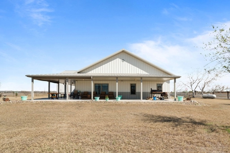 BARNDOMINIUM!!! 25 Acres with Coastal Hay Production - image 3