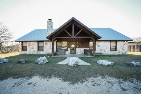 4 Bedroom / 3.5 Bathroom Home in Concan, TX - image 1