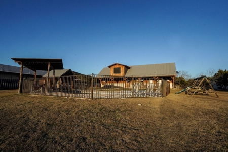 4 Bedroom / 3.5 Bathroom Home in Concan, TX - image 4