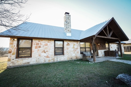 4 Bedroom / 3.5 Bathroom Home in Concan, TX - image 2