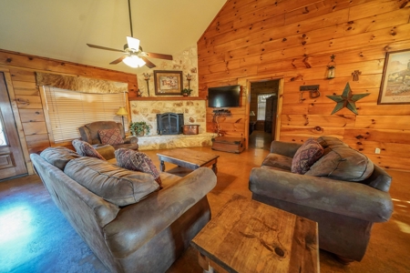 4 Bedroom / 3.5 Bathroom Home in Concan, TX - image 9