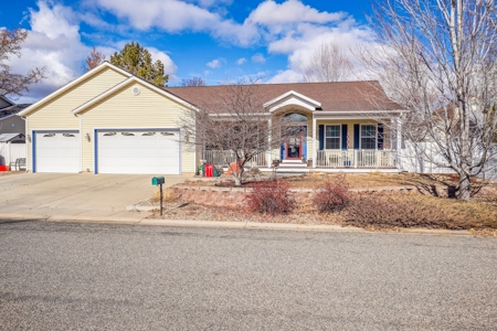 Large Home on Coveted Apple Drive in Cortez - image 1