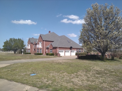 Equine Ranch with Custom Georgian Home in De Kalb Texas - image 17