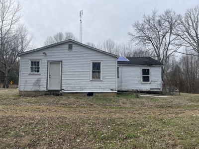 Country Home Fixer Upper With Storage For Sale In Tennessee - image 8