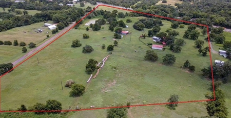 Farmhouse for sale in La Grange Texas on 26.88 Acres - image 3