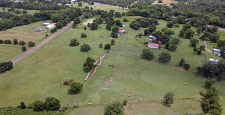 Farmhouse for sale in La Grange Texas on 26.88 Acres - image 7