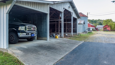 Country Home and Farm Land in Burkesville, Kentucky - image 17