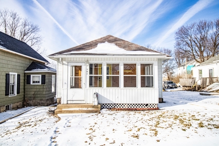 Remodeled Anamosa Home For Sale - image 2