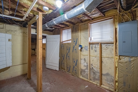 Remodeled Anamosa Home For Sale - image 16