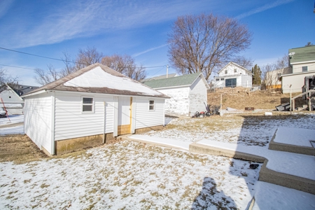 Remodeled Anamosa Home For Sale - image 19