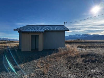 442.9 Ac-3 homes, a meat processing bldg, barns, workshop+++ - image 12