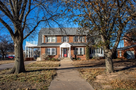 Beautifully restored Colonial Brick Home For Sale Mangum OK - image 2