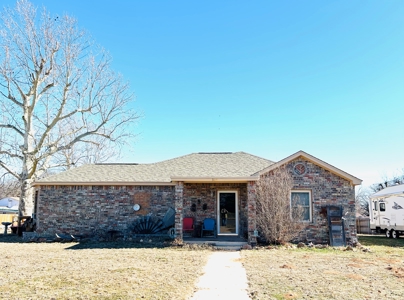 Spacious  3 Bedroom, 2 Bath Brick Home on Corner Lot - image 2