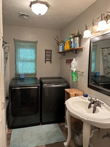 Spacious  3 Bedroom, 2 Bath Brick Home on Corner Lot - image 20