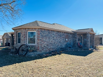 Spacious  3 Bedroom, 2 Bath Brick Home on Corner Lot - image 4