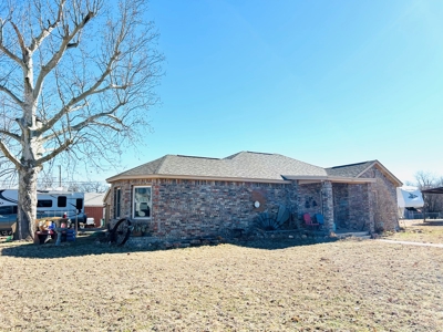 Spacious  3 Bedroom, 2 Bath Brick Home on Corner Lot - image 3