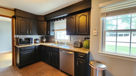 All Brick Home, Fenced Yard, 4 Bedrooms, 2.5 Bathrooms - image 8