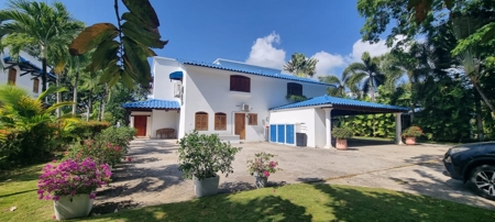 Spacious 6-Bedroom Villa with Private Pool In Playa Blanca - image 1
