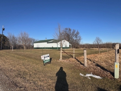 Peaceful Country Living: 20 Acres With Modern Amenities - image 11