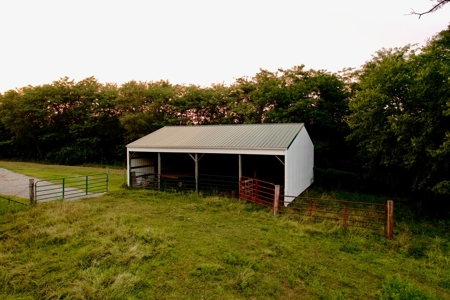 Peaceful Country Living: 20 Acres With Modern Amenities - image 3