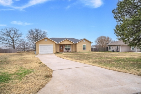 Country Home For Sale in Emory, Texas - image 4