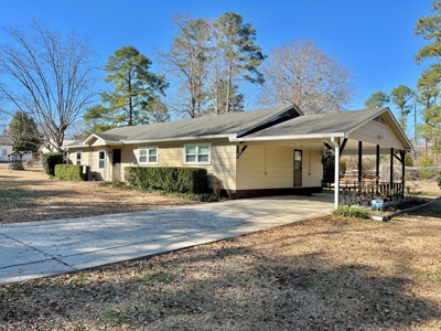 Slocomb Alabama Home for Sale - Corner Lot w/ barn - image 1
