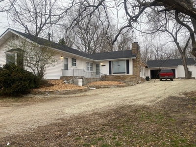 Charming 4-Bedroom Home In Prime In-Town Location! - image 17